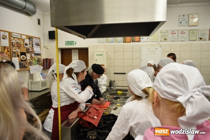 Zdjęcie w galerii na portalu naszwodzislaw.com: Wirtuoz sztuki kulinarnej Kurt Scheller uczył młodzież wodzisławskiego Ekonomika [FOTO] wiadomości z regionu