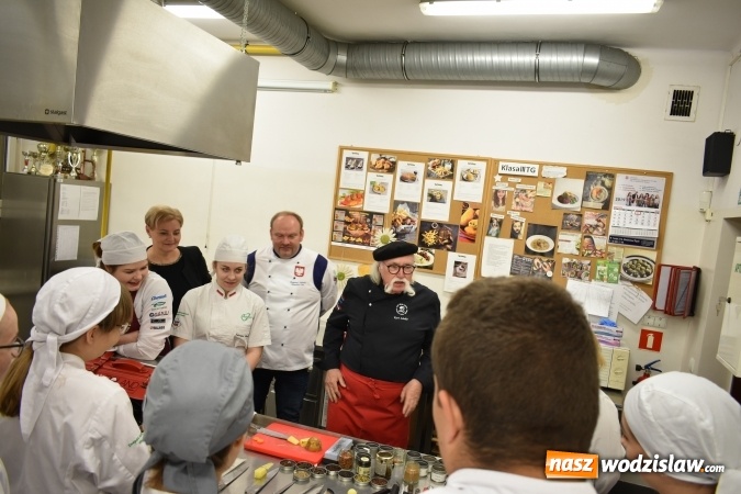 Zdjęcie w galerii na portalu naszwodzislaw.com: Wirtuoz sztuki kulinarnej Kurt Scheller uczył młodzież wodzisławskiego Ekonomika [FOTO] wiadomości z regionu