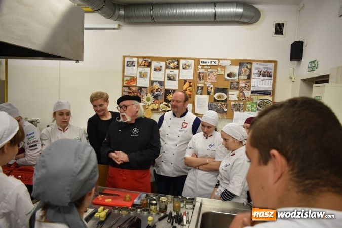 Zdjęcie w galerii na portalu naszwodzislaw.com: Wirtuoz sztuki kulinarnej Kurt Scheller uczył młodzież wodzisławskiego Ekonomika [FOTO] wiadomości z regionu