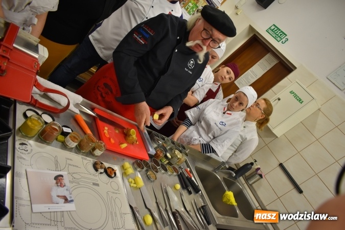 Zdjęcie w galerii na portalu naszwodzislaw.com: Wirtuoz sztuki kulinarnej Kurt Scheller uczył młodzież wodzisławskiego Ekonomika [FOTO] wiadomości z regionu
