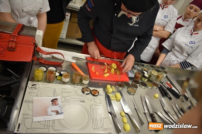 Zdjęcie w galerii na portalu naszwodzislaw.com: Wirtuoz sztuki kulinarnej Kurt Scheller uczył młodzież wodzisławskiego Ekonomika [FOTO] wiadomości z regionu