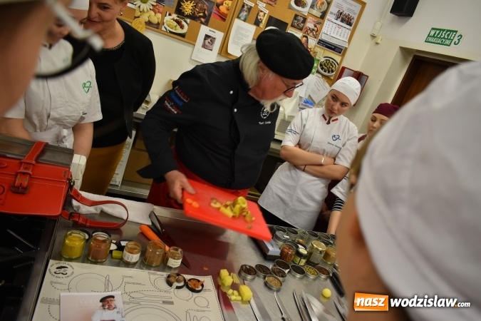 Zdjęcie w galerii na portalu naszwodzislaw.com: Wirtuoz sztuki kulinarnej Kurt Scheller uczył młodzież wodzisławskiego Ekonomika [FOTO] wiadomości z regionu