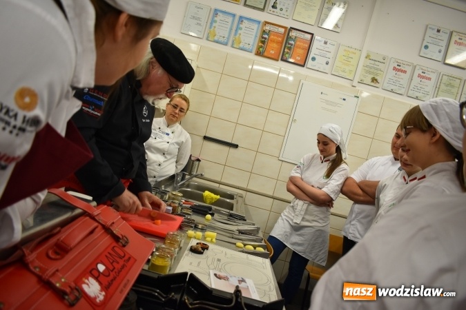 Zdjęcie w galerii na portalu naszwodzislaw.com: Wirtuoz sztuki kulinarnej Kurt Scheller uczył młodzież wodzisławskiego Ekonomika [FOTO] wiadomości z regionu