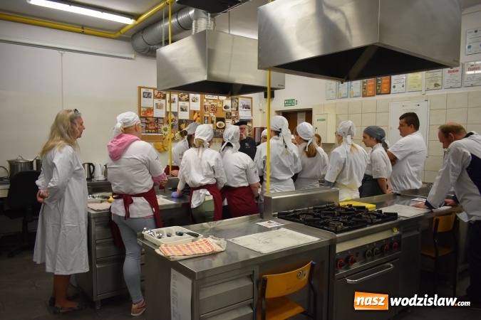 Zdjęcie w galerii na portalu naszwodzislaw.com: Wirtuoz sztuki kulinarnej Kurt Scheller uczył młodzież wodzisławskiego Ekonomika [FOTO] wiadomości z regionu
