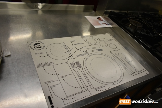 Zdjęcie w galerii na portalu naszwodzislaw.com: Wirtuoz sztuki kulinarnej Kurt Scheller uczył młodzież wodzisławskiego Ekonomika [FOTO] wiadomości z regionu