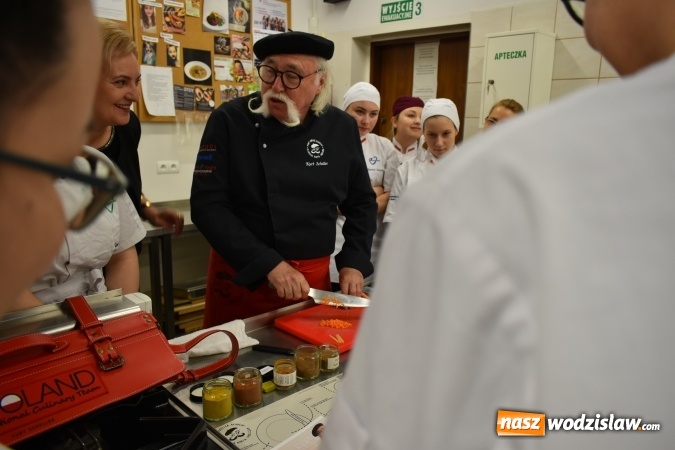 Zdjęcie w galerii na portalu naszwodzislaw.com: Wirtuoz sztuki kulinarnej Kurt Scheller uczył młodzież wodzisławskiego Ekonomika [FOTO] wiadomości z regionu