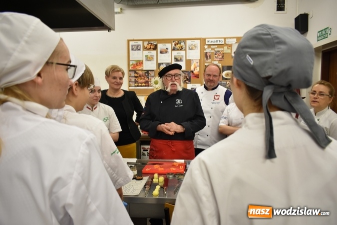 Zdjęcie w galerii na portalu naszwodzislaw.com: Wirtuoz sztuki kulinarnej Kurt Scheller uczył młodzież wodzisławskiego Ekonomika [FOTO] wiadomości z regionu