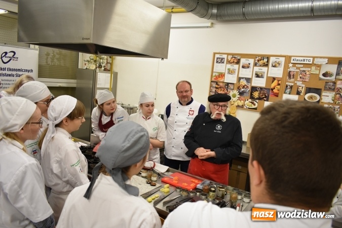Zdjęcie w galerii na portalu naszwodzislaw.com: Wirtuoz sztuki kulinarnej Kurt Scheller uczył młodzież wodzisławskiego Ekonomika [FOTO] wiadomości z regionu