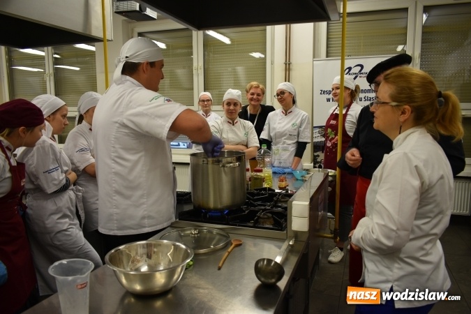 Zdjęcie w galerii na portalu naszwodzislaw.com: Wirtuoz sztuki kulinarnej Kurt Scheller uczył młodzież wodzisławskiego Ekonomika [FOTO] wiadomości z regionu