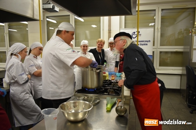 Zdjęcie w galerii na portalu naszwodzislaw.com: Wirtuoz sztuki kulinarnej Kurt Scheller uczył młodzież wodzisławskiego Ekonomika [FOTO] wiadomości z regionu