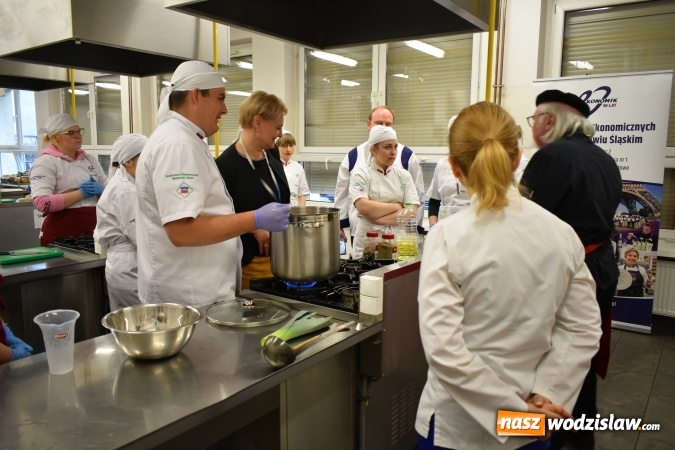 Zdjęcie w galerii na portalu naszwodzislaw.com: Wirtuoz sztuki kulinarnej Kurt Scheller uczył młodzież wodzisławskiego Ekonomika [FOTO] wiadomości z regionu