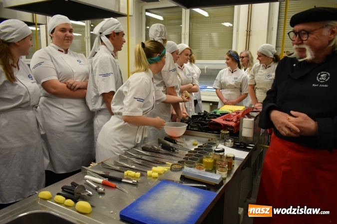 Zdjęcie w galerii na portalu naszwodzislaw.com: Wirtuoz sztuki kulinarnej Kurt Scheller uczył młodzież wodzisławskiego Ekonomika [FOTO] wiadomości z regionu