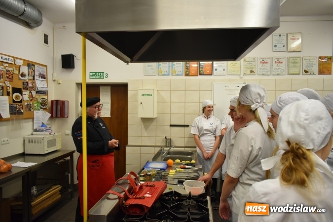 Zdjęcie w galerii na portalu naszwodzislaw.com: Wirtuoz sztuki kulinarnej Kurt Scheller uczył młodzież wodzisławskiego Ekonomika [FOTO] wiadomości z regionu