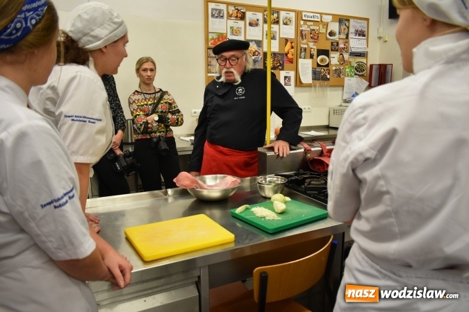 Zdjęcie w galerii na portalu naszwodzislaw.com: Wirtuoz sztuki kulinarnej Kurt Scheller uczył młodzież wodzisławskiego Ekonomika [FOTO] wiadomości z regionu