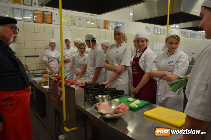 Zdjęcie w galerii na portalu naszwodzislaw.com: Wirtuoz sztuki kulinarnej Kurt Scheller uczył młodzież wodzisławskiego Ekonomika [FOTO] wiadomości z regionu