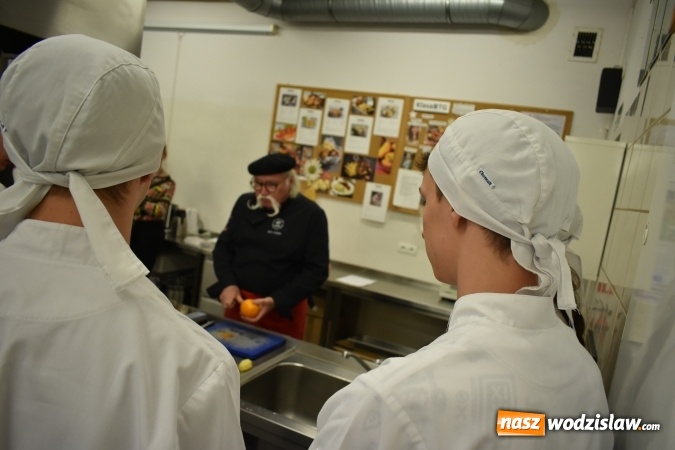 Zdjęcie w galerii na portalu naszwodzislaw.com: Wirtuoz sztuki kulinarnej Kurt Scheller uczył młodzież wodzisławskiego Ekonomika [FOTO] wiadomości z regionu