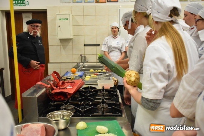 Zdjęcie w galerii na portalu naszwodzislaw.com: Wirtuoz sztuki kulinarnej Kurt Scheller uczył młodzież wodzisławskiego Ekonomika [FOTO] wiadomości z regionu