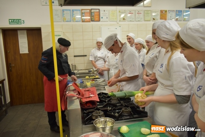 Zdjęcie w galerii na portalu naszwodzislaw.com: Wirtuoz sztuki kulinarnej Kurt Scheller uczył młodzież wodzisławskiego Ekonomika [FOTO] wiadomości z regionu