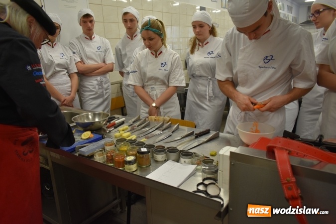 Zdjęcie w galerii na portalu naszwodzislaw.com: Wirtuoz sztuki kulinarnej Kurt Scheller uczył młodzież wodzisławskiego Ekonomika [FOTO] wiadomości z regionu