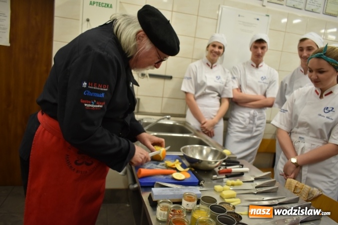 Zdjęcie w galerii na portalu naszwodzislaw.com: Wirtuoz sztuki kulinarnej Kurt Scheller uczył młodzież wodzisławskiego Ekonomika [FOTO] wiadomości z regionu