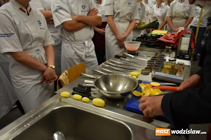 Zdjęcie w galerii na portalu naszwodzislaw.com: Wirtuoz sztuki kulinarnej Kurt Scheller uczył młodzież wodzisławskiego Ekonomika [FOTO] wiadomości z regionu