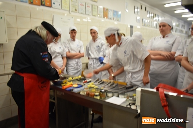 Zdjęcie w galerii na portalu naszwodzislaw.com: Wirtuoz sztuki kulinarnej Kurt Scheller uczył młodzież wodzisławskiego Ekonomika [FOTO] wiadomości z regionu