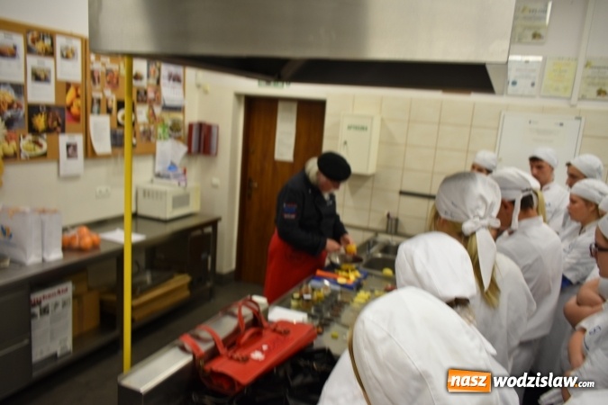 Zdjęcie w galerii na portalu naszwodzislaw.com: Wirtuoz sztuki kulinarnej Kurt Scheller uczył młodzież wodzisławskiego Ekonomika [FOTO] wiadomości z regionu