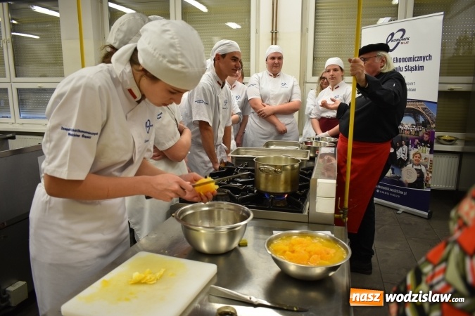 Zdjęcie w galerii na portalu naszwodzislaw.com: Wirtuoz sztuki kulinarnej Kurt Scheller uczył młodzież wodzisławskiego Ekonomika [FOTO] wiadomości z regionu