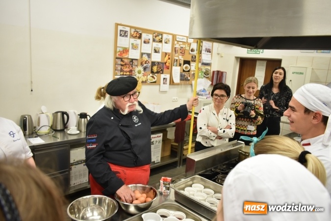 Zdjęcie w galerii na portalu naszwodzislaw.com: Wirtuoz sztuki kulinarnej Kurt Scheller uczył młodzież wodzisławskiego Ekonomika [FOTO] wiadomości z regionu