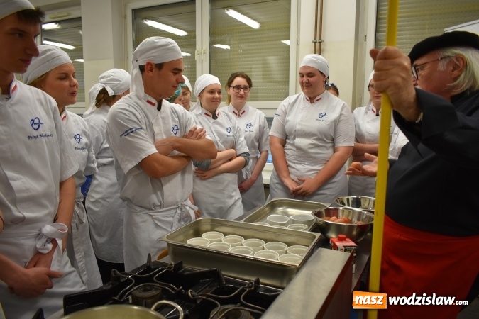 Zdjęcie w galerii na portalu naszwodzislaw.com: Wirtuoz sztuki kulinarnej Kurt Scheller uczył młodzież wodzisławskiego Ekonomika [FOTO] wiadomości z regionu