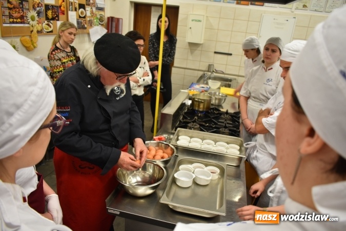 Zdjęcie w galerii na portalu naszwodzislaw.com: Wirtuoz sztuki kulinarnej Kurt Scheller uczył młodzież wodzisławskiego Ekonomika [FOTO] wiadomości z regionu