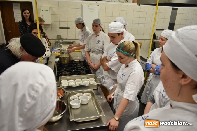 Zdjęcie w galerii na portalu naszwodzislaw.com: Wirtuoz sztuki kulinarnej Kurt Scheller uczył młodzież wodzisławskiego Ekonomika [FOTO] wiadomości z regionu