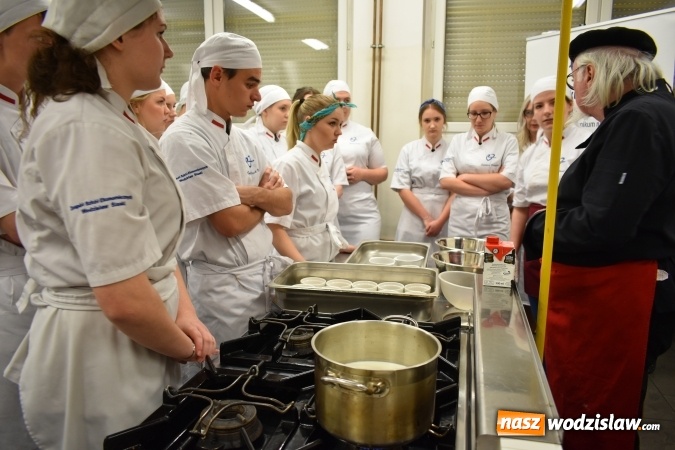 Zdjęcie w galerii na portalu naszwodzislaw.com: Wirtuoz sztuki kulinarnej Kurt Scheller uczył młodzież wodzisławskiego Ekonomika [FOTO] wiadomości z regionu