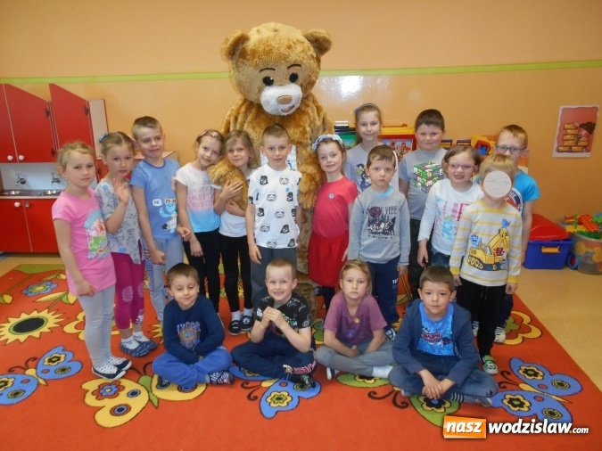 Zdjęcie w galerii na portalu naszwodzislaw.com: Teddy Eddie uczył przedszkolaków angielskiego wiadomości z regionu