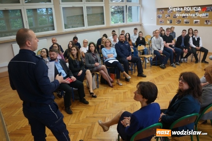 Zdjęcie w galerii na portalu naszwodzislaw.com: W PCKZiU debatowali o tym, jak walczyć z hejtem w Internecie wiadomości z regionu