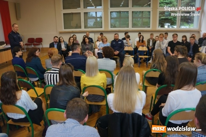 Zdjęcie w galerii na portalu naszwodzislaw.com: W PCKZiU debatowali o tym, jak walczyć z hejtem w Internecie wiadomości z regionu