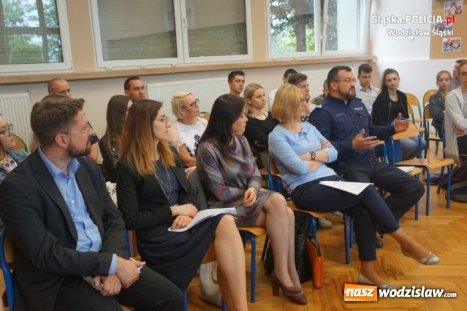 Zdjęcie w galerii na portalu naszwodzislaw.com: W PCKZiU debatowali o tym, jak walczyć z hejtem w Internecie wiadomości z regionu
