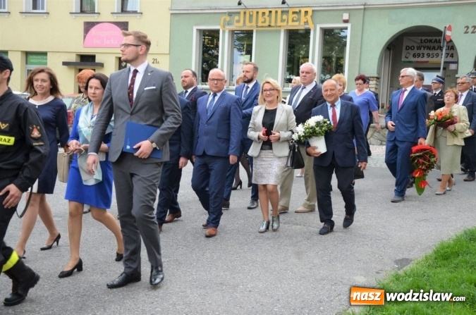 Zdjęcie w galerii na portalu naszwodzislaw.com: Awanse, odznaczenia i podsumowanie roku, czyli strażackie święto na wodzisławskim Rynku wiadomości z regionu