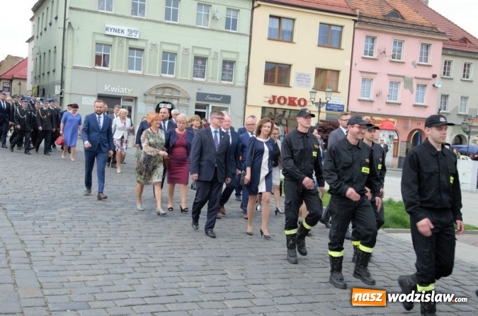 Zdjęcie w galerii na portalu naszwodzislaw.com: Awanse, odznaczenia i podsumowanie roku, czyli strażackie święto na wodzisławskim Rynku wiadomości z regionu