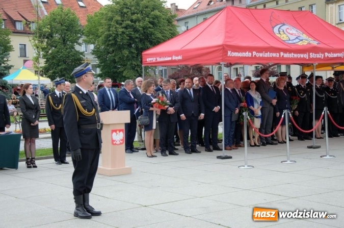 Zdjęcie w galerii na portalu naszwodzislaw.com: Awanse, odznaczenia i podsumowanie roku, czyli strażackie święto na wodzisławskim Rynku wiadomości z regionu