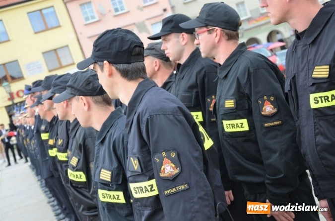 Zdjęcie w galerii na portalu naszwodzislaw.com: Awanse, odznaczenia i podsumowanie roku, czyli strażackie święto na wodzisławskim Rynku wiadomości z regionu