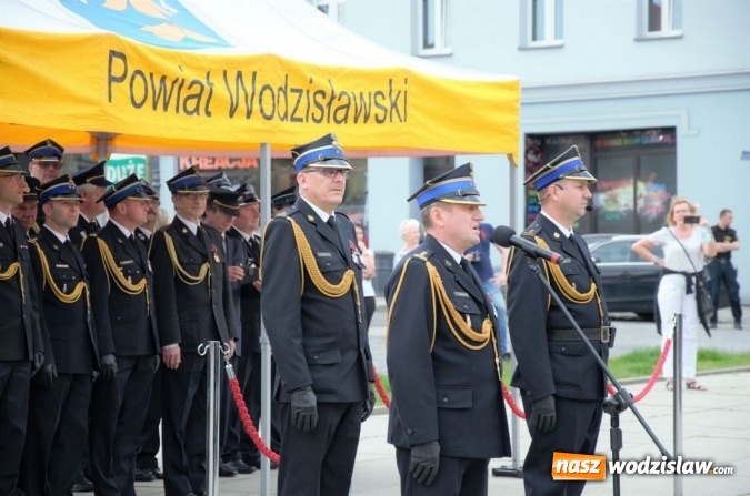 Zdjęcie w galerii na portalu naszwodzislaw.com: Awanse, odznaczenia i podsumowanie roku, czyli strażackie święto na wodzisławskim Rynku wiadomości z regionu