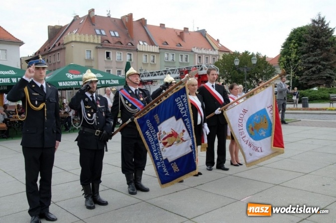 Zdjęcie w galerii na portalu naszwodzislaw.com: Awanse, odznaczenia i podsumowanie roku, czyli strażackie święto na wodzisławskim Rynku wiadomości z regionu