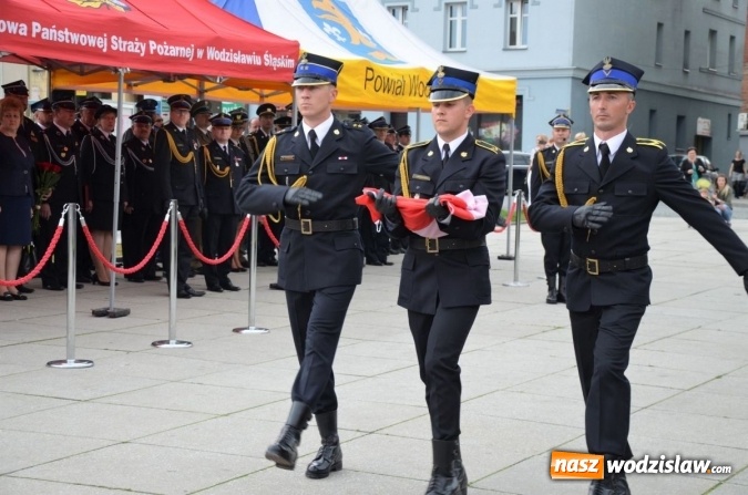Zdjęcie w galerii na portalu naszwodzislaw.com: Awanse, odznaczenia i podsumowanie roku, czyli strażackie święto na wodzisławskim Rynku wiadomości z regionu