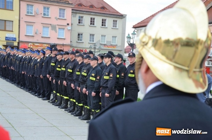 Zdjęcie w galerii na portalu naszwodzislaw.com: Awanse, odznaczenia i podsumowanie roku, czyli strażackie święto na wodzisławskim Rynku wiadomości z regionu