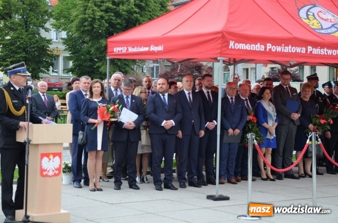 Zdjęcie w galerii na portalu naszwodzislaw.com: Awanse, odznaczenia i podsumowanie roku, czyli strażackie święto na wodzisławskim Rynku wiadomości z regionu