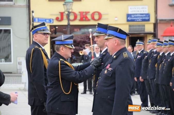 Zdjęcie w galerii na portalu naszwodzislaw.com: Awanse, odznaczenia i podsumowanie roku, czyli strażackie święto na wodzisławskim Rynku wiadomości z regionu