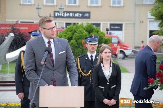 Zdjęcie w galerii na portalu naszwodzislaw.com: Awanse, odznaczenia i podsumowanie roku, czyli strażackie święto na wodzisławskim Rynku wiadomości z regionu