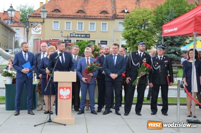 Zdjęcie w galerii na portalu naszwodzislaw.com: Awanse, odznaczenia i podsumowanie roku, czyli strażackie święto na wodzisławskim Rynku wiadomości z regionu