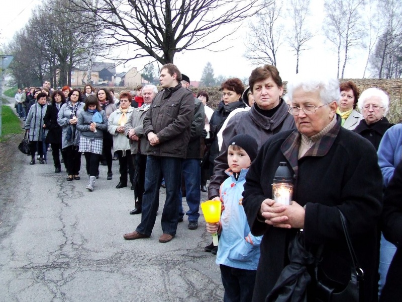 Zdjęcie w galerii na portalu naszwodzislaw.com: Manifestacja wiary w Zawadzie wiadomości z regionu